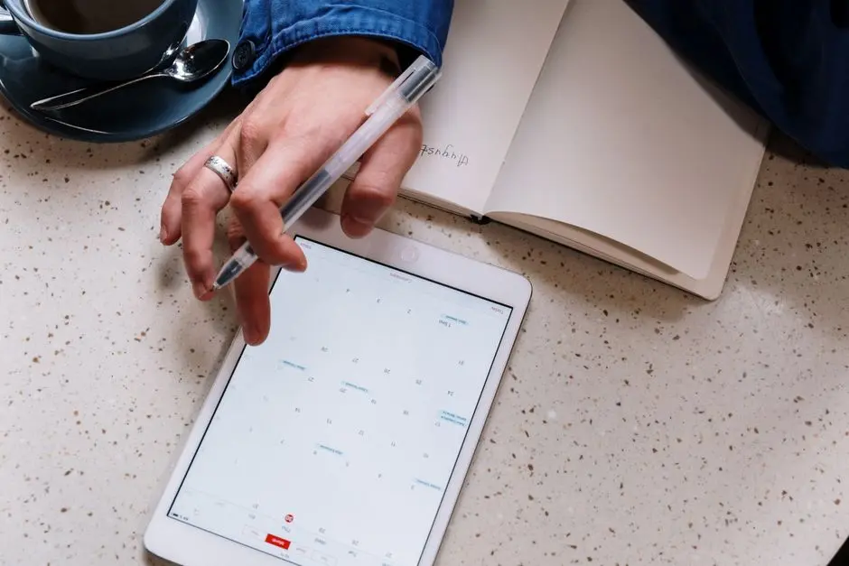 Dokumen agenda acara digital yang ditampilkan di layar tablet